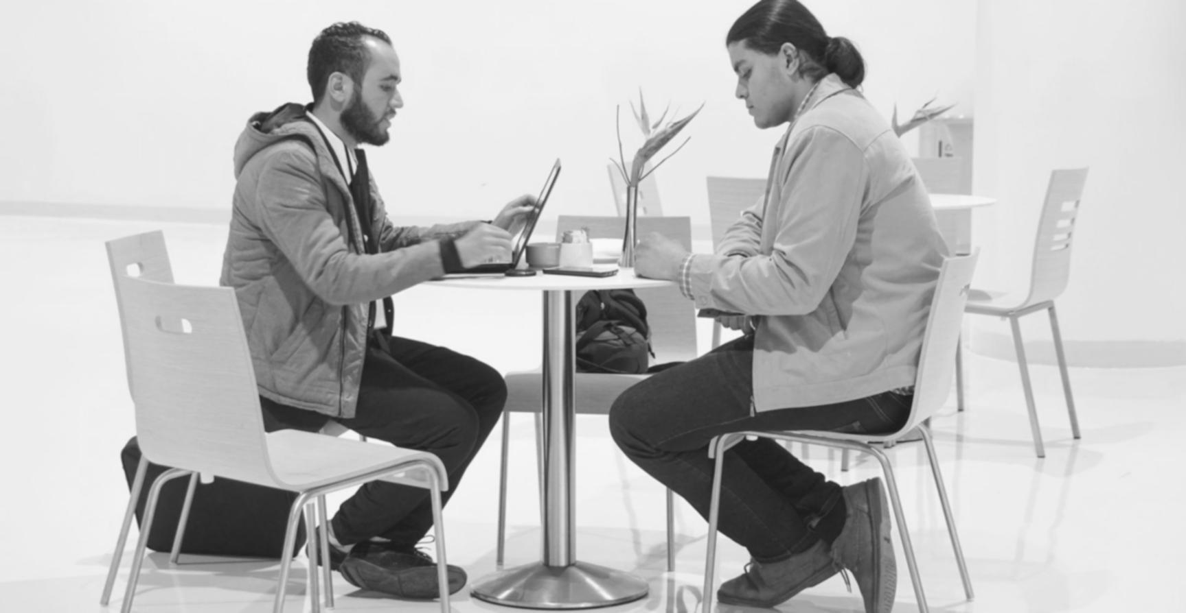 Professionelle Finanzanalystin arbeitet an komplexen Finanzmodellen