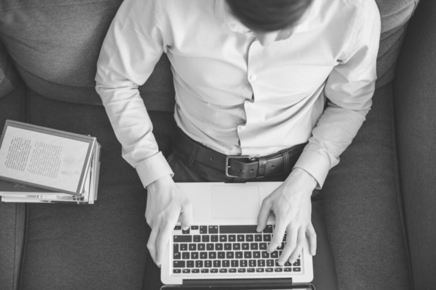 Finanzanalyst arbeitet mit komplexen Datenmodellen am Computer